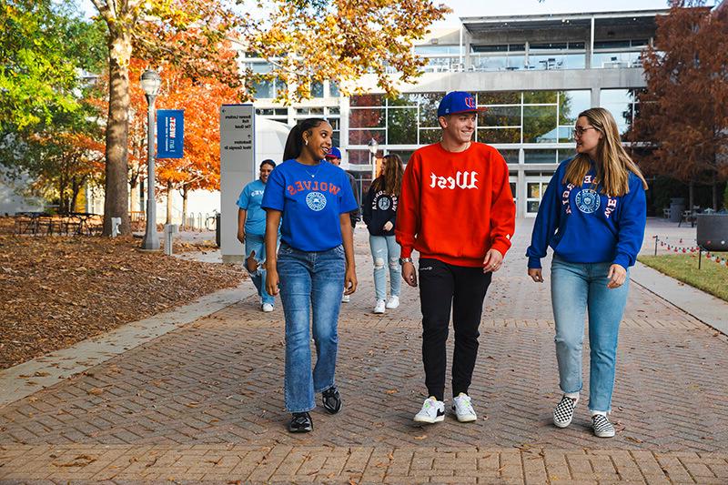 澳门新普京注册 students walking on campus